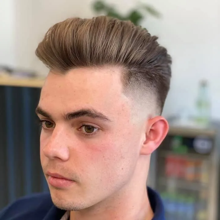 Pánsky strih s vysokým fadom a učesaným quiffom, Urban Barbershop Prievidza